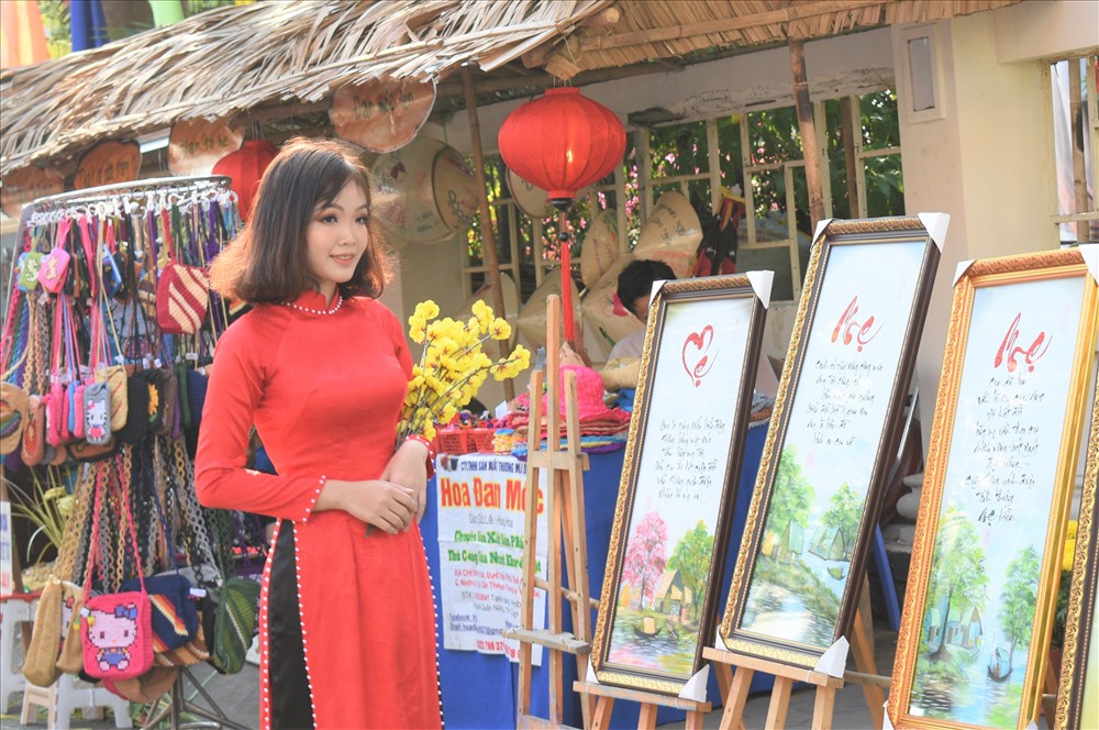 Không thể thiếu vắng những “Bông hoa” trong dịp sắc xuân miền vườn năm 2020. Ảnh : Thành Nhân.