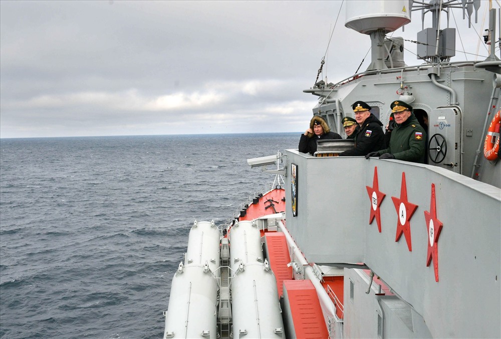 Tổng thống Putin theo dõi các vụ phóng tên lửa từ tàu tuần dương Marshal Ustinov. Ảnh: Sputnik