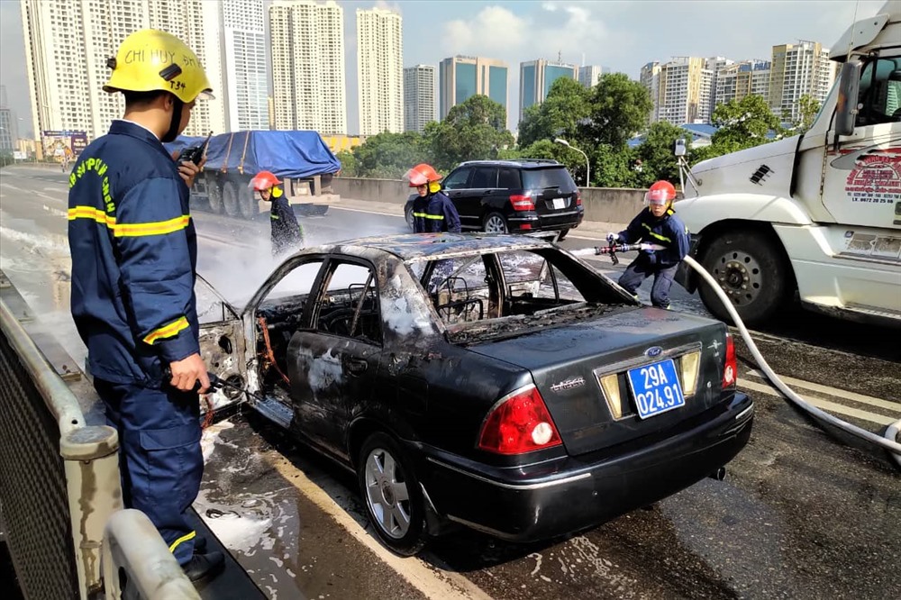 Chiếc xe bị cháy trơ lại khung sắt.