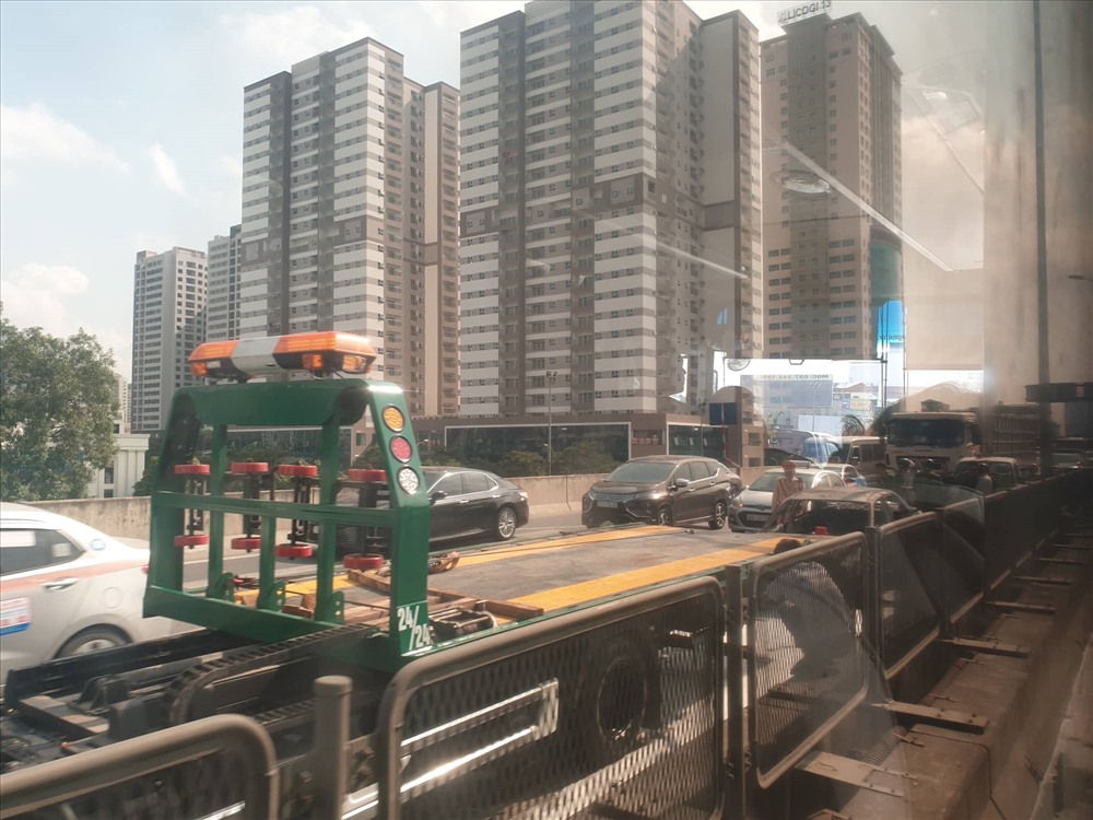 Vụ cháy khiến tuyến đường ùn tắc.