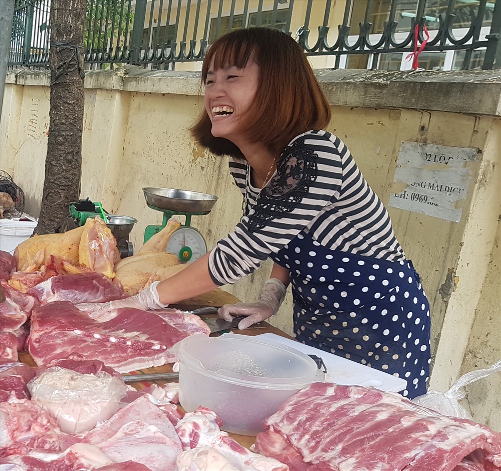 Chị Trần Thị Hồng cười pha trò khi biết nhiều cánh mày râu về nhà sớm sau giờ làm việc, không dám nhậu nhẹt vì sợ bị phạt. Ảnh: Kh.V