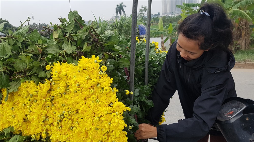 Chị Ngọc Linh cười phấn khởi khi gần đây chồng bỏ các bữa nhậu, về phụ giúp việc gia đình. Ảnh: Kh.V