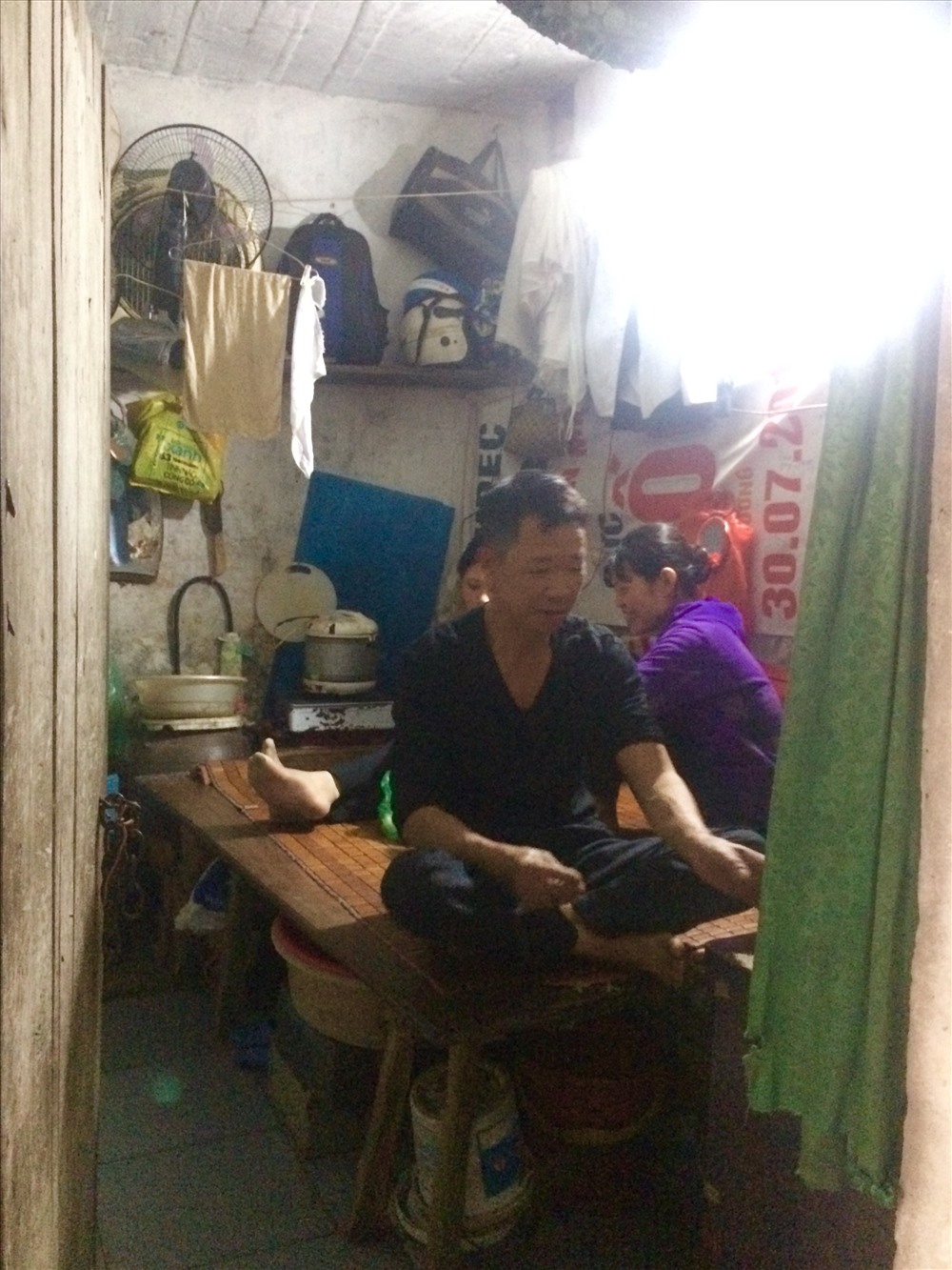Căn phòng trọ chỉ vỏn vẹn 7m2 của vợ chồng cô Thanh.