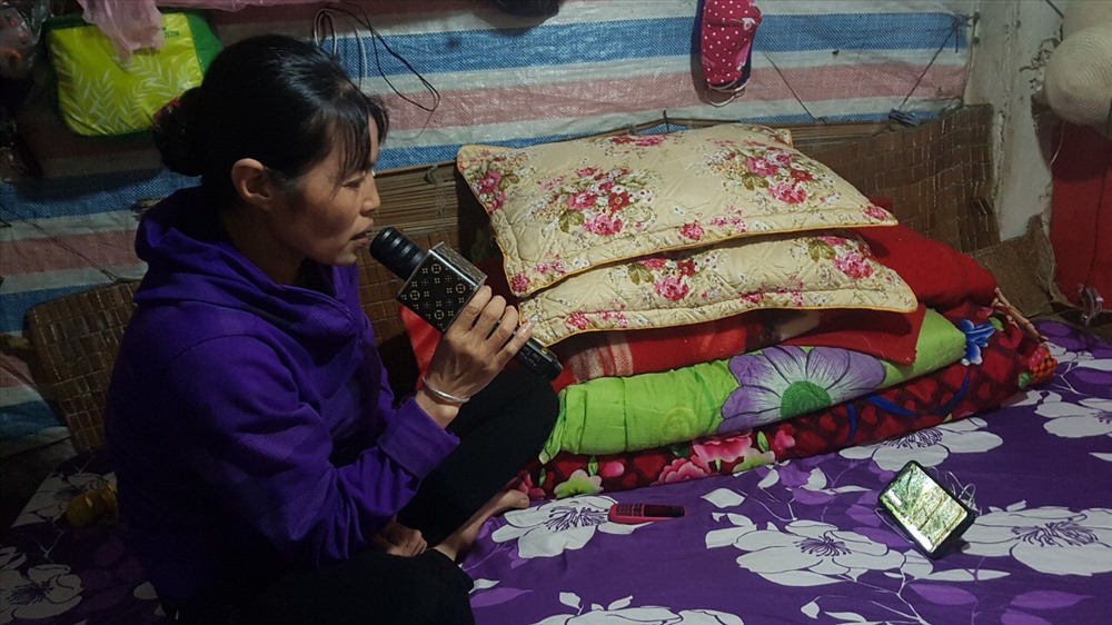 Những lúc không có việc, cô Sáu lấy điện thoại ra hát để bớt giải khuây.