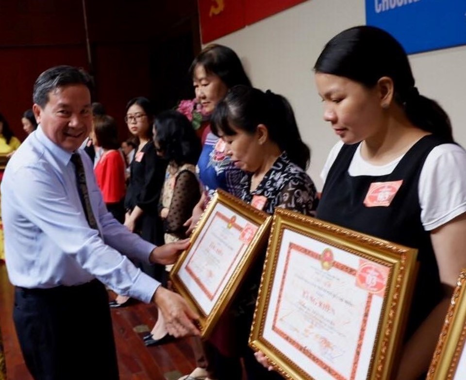Trao Bằng khen cho các hộ gia đình tiết kiệm điện tiêu biểu năm 2019. Ảnh Nam Dương Trao Bằng khen cho các hộ gia đình tiết kiệm điện tiêu biểu năm 2019. Ảnh Nam Dương