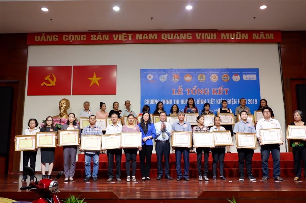 Các hộ gia đình tiết kiệm điện được tuyên dương. Ảnh Nam Dương