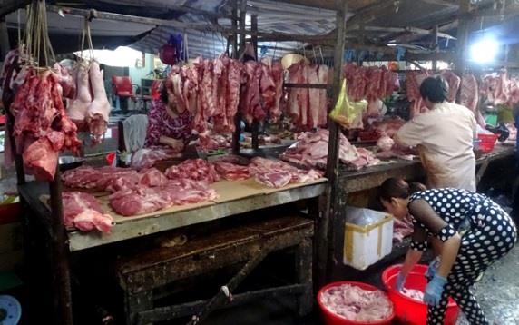 Thịt lợn vẫn dồi dào tại các chợ (ảnh Nhật Hồ)