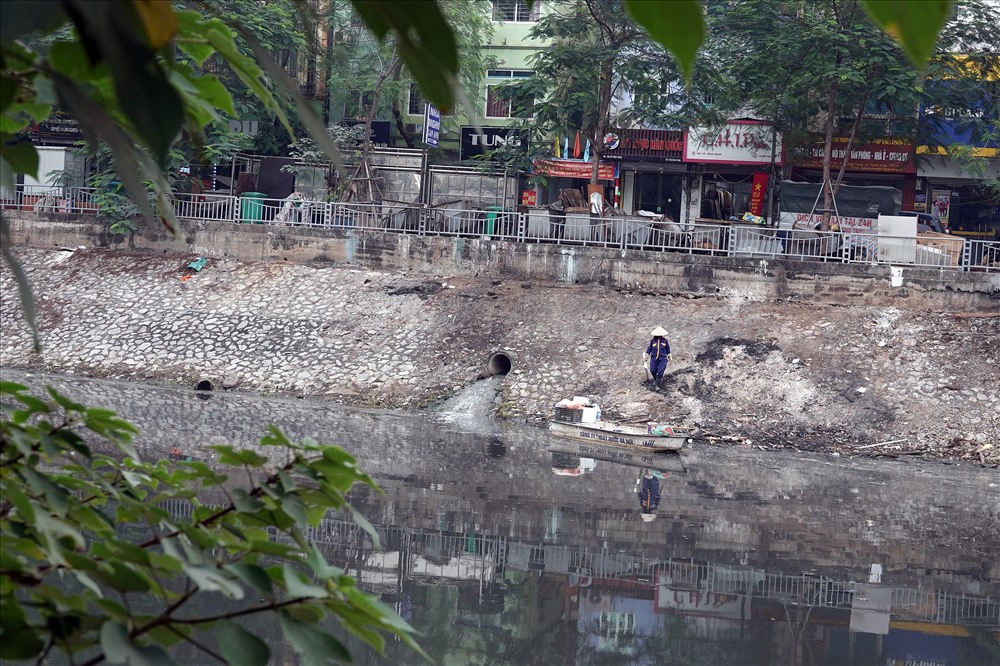 Một công nhân của Công ty Thoát nước Hà Nội xin giấu tên nói rằng, mỗi ngày trên khúc sông dài hơn 1km từ cầu Mới, Ngã Tư Sở đến số nhà 260 Khương Đình, chị phải vớt khoảng 3-4 thuyền đầy, đủ mọi loại rác.