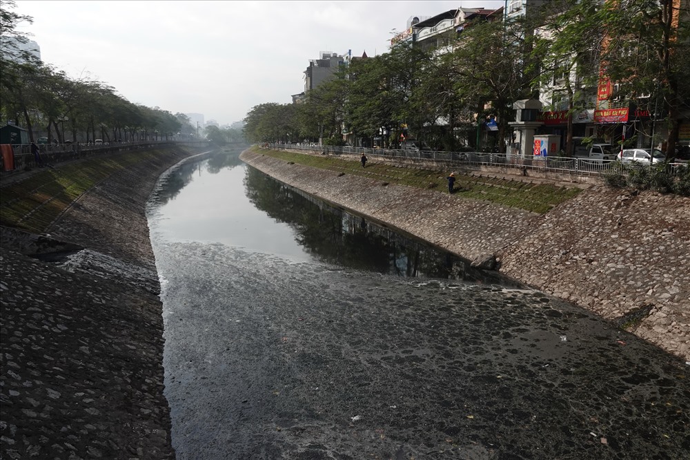 Sông Tô Lịch (Hà Nội) dài 14km, chảy qua địa bàn các quận Cầu Giấy, Thanh Xuân và Thanh Trì, tiếp nhận nước thải sinh hoạt chưa qua xử lý khoảng 200.000m3 ngày đêm từ hơn 300 cống lớn nhỏ dọc hai bên bờ sông, chưa kể lượng nước thải của sông Lừ và sông Kim Ngưu đổ vào.