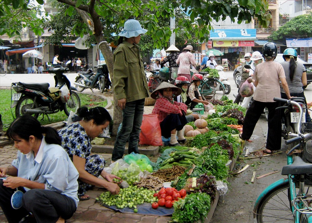 “Chợ cóc” đang “nhảy dù” khắp thành phố Cảng. Ảnh: Minh Lê