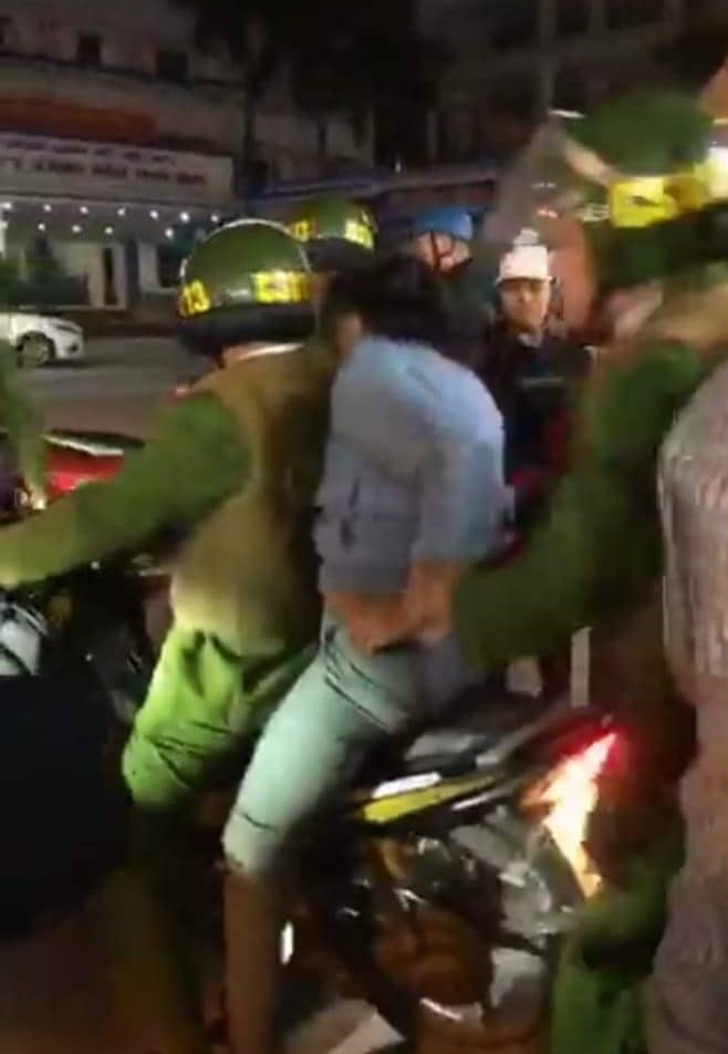 Đối tượng Trần Thị Ngoãn bị công an đưa về phường điều tra - ảnh CTV