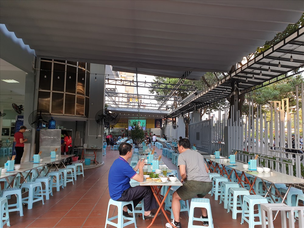 Trao đổi với phóng viên, anh Tuấn - chủ một nhà hàng trên phố Duy Tân (Cầu Giấy, Hà Nội) than thở: :Cũng giải đấu này năm 2018 có sự góp mặt của đội tuyển U23 Việt Nam, khách gọi điện đến cháy máy để đặt bàn trước cả nửa ngày. Năm nay lượng khách đặt bàn sụt giảm mạnh. Khách đến quán cũng thưa thớt hơn“. Ảnh: Tùng Giang.