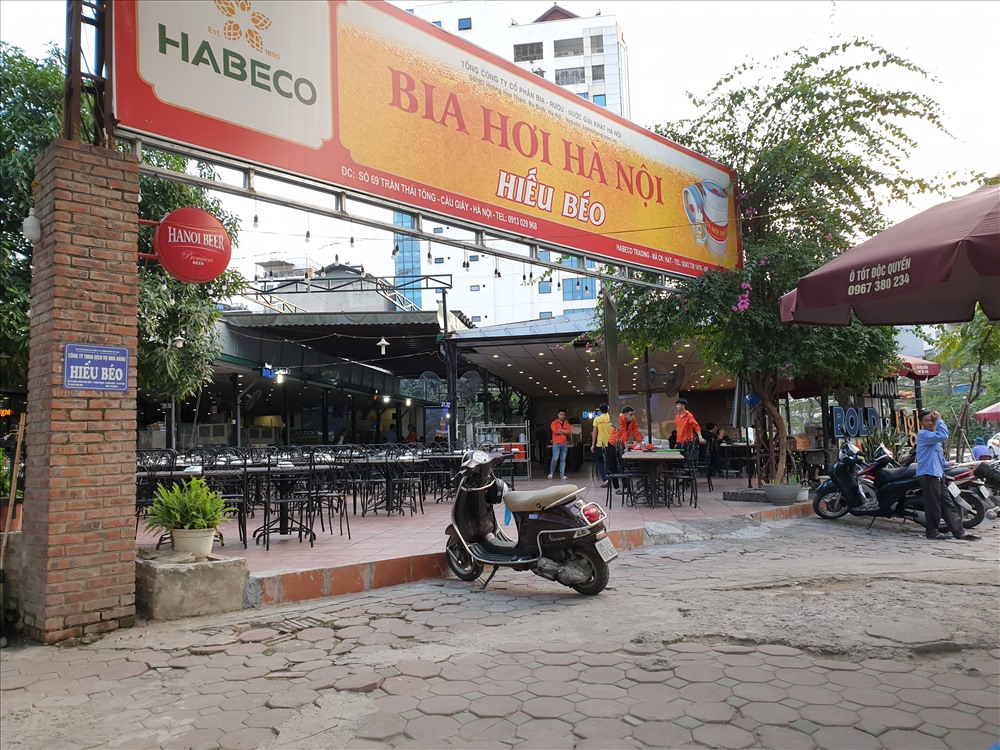 Là khách hàng quen tại nhà hàng, anh Việt Quang (sinh năm 1992, Hà Nội) cho biết, vì có thói quen xem bóng đá cùng bạn bè nên anh Quang cố gắng sắp xếp công việc chu đáo để kịp giờ bóng lăn. Cũng theo anh Quang, hôm nay anh cùng nhóm bạn bắt taxi để di chuyển đến quán. Ảnh: Tùng Giang.