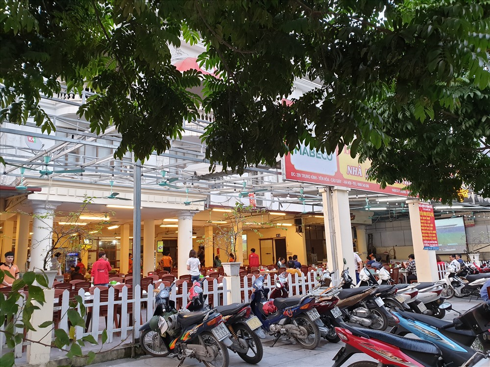Là khách hàng quen tại quán, anh Việt Quang (sinh năm 1992, Hà Nội) cho biết, vì có thói quen xem bóng đá cùng bạn bè nên anh Quang cố gắng sắp xếp công việc chu đáo để kịp giờ bóng lăn. Cũng theo anh Quang, hôm nay anh cùng nhóm bạn bắt taxi để di chuyển đến quán. Ảnh: Tùng Giang.