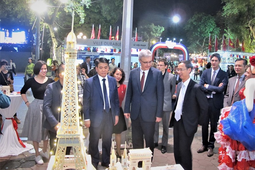 Ông Nicolas Warnery - Đại sứ Cộng hòa Pháp tại Việt Nam và ông Nguyễn Đức Chung - Chủ tịch UBND TP.Hà Nội thăm quan các khu trưng bày. Ảnh: L.Q.V