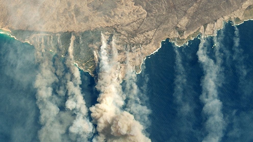 Các đám cháy và khói dày đặc trên đảo Kangaroo, Australia, ngày 9.1.2020 Ảnh: EPA.
