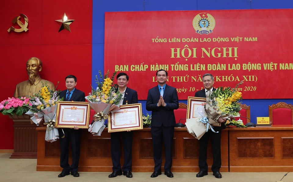 Đồng chí Nguyễn Đình Khang - Ủy viên Trung ương Đảng, Chủ tịch Tổng LĐLĐVN - trao danh hiệu Chiến sĩ thi đua toàn quốc tới 3 cá nhân. Ảnh: Sơn Tùng