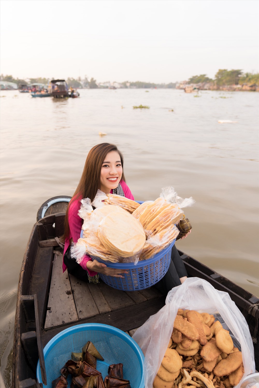 Cô còn giới thiệu với mọi người về món hủ tíu khi vào tận lò hủ tíu để quan sát, thử làm hủ tíu.