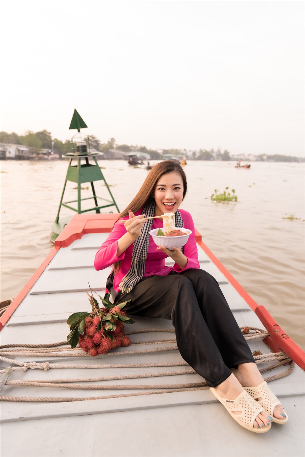 Cô còn giới thiệu với mọi người về món hủ tíu khi vào tận lò hủ tíu để quan sát, thử làm hủ tíu.