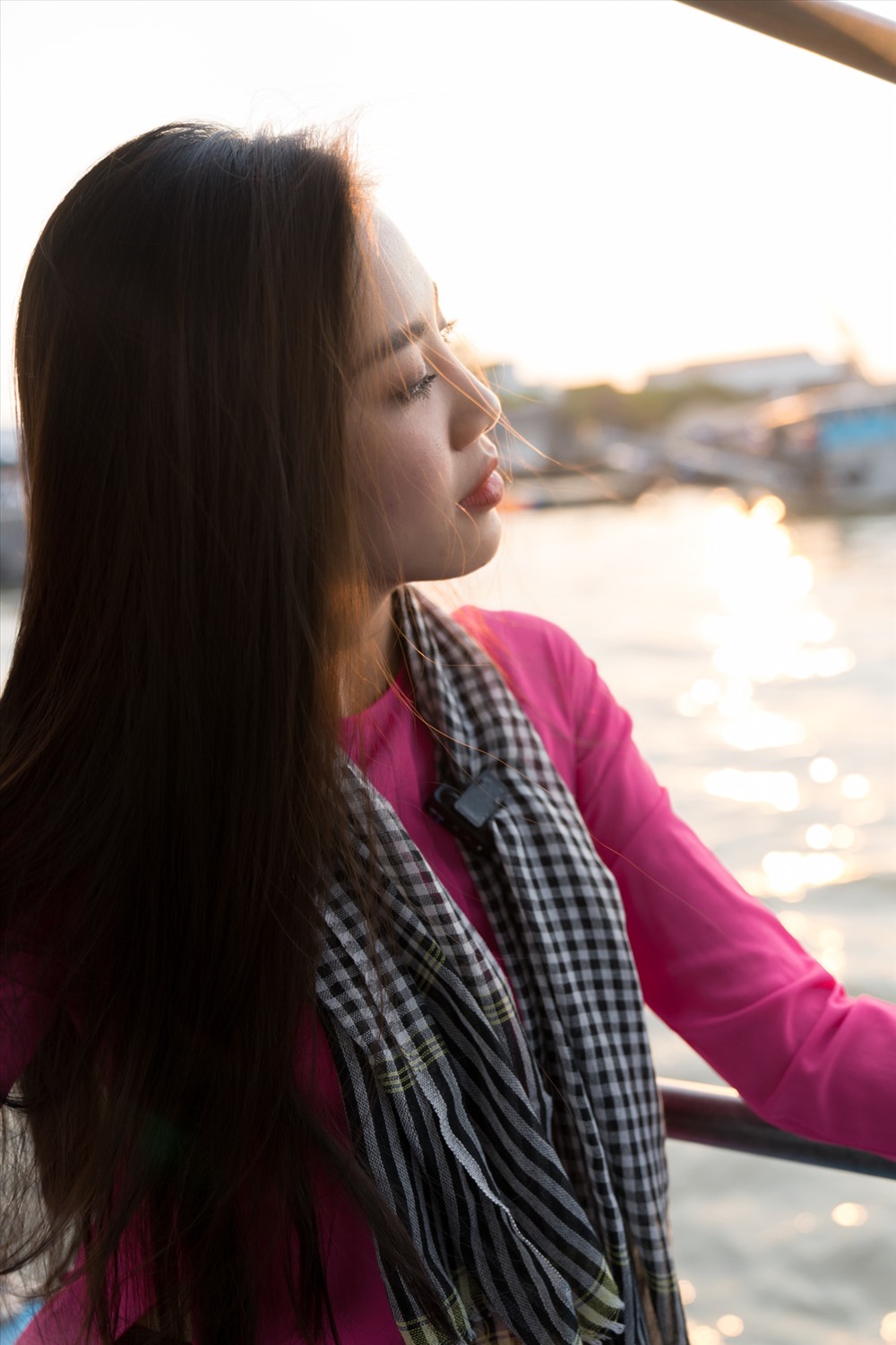 Diện trang phục áo bà ba, quần đen, quấn khăn rằn, Á hậu Kim Duyên mong muốn mang đến hình ảnh một cô gái miền Tây Nam Bộ thân thiện, hiếu khách và chan hòa tình yêu thương. Ảnh: Sang Đào.