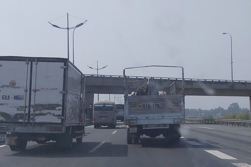 Cặp đôi xe tải chạy song song với tốc độ rùa bò đã cản trở hàng loạt phương tiện đi sau. Ảnh: PV