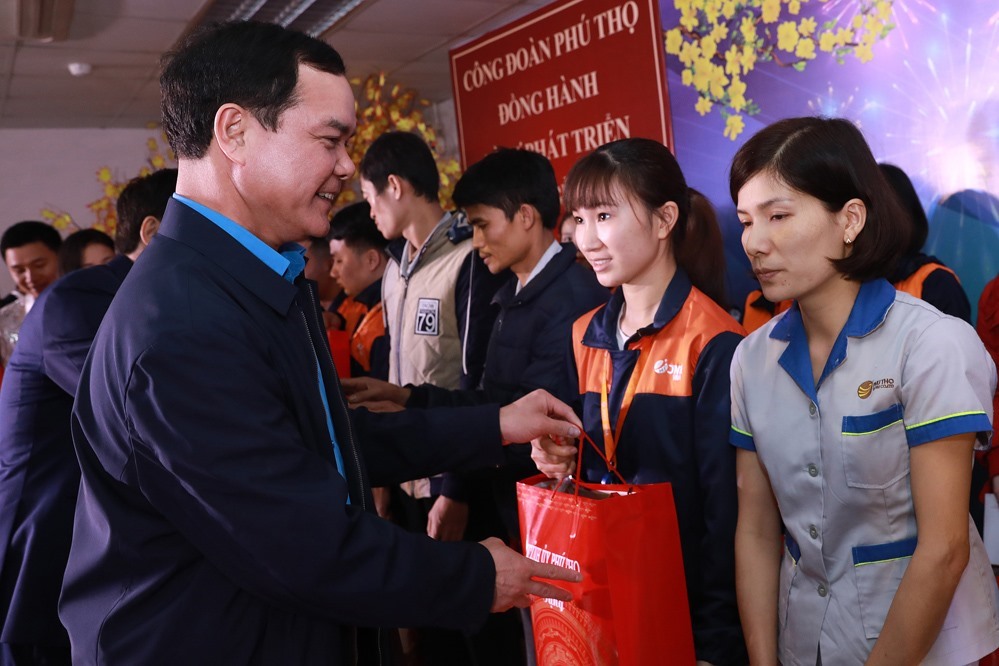 Đồng chí Nguyễn Đình Khang - Ủy viên Trung ương Đảng, Chủ tịch Tổng Liên đoàn Lao động Việt Nam chúc Tết, trao quà tới công nhân lao động tại Công ty tại JNTC Vina (Khu công nghiệp Thụy Vân, tỉnh Phú Thọ) ngày 5.1 vừa qua. Ảnh: Hải Nguyễn
