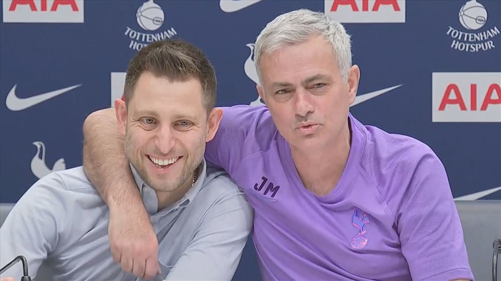 Mourinho vẫn tự tin dù gặp Liverpool. Ảnh: Sky Sports.