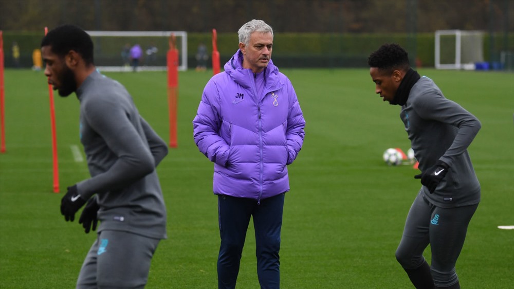 Mourinho đang khổ sở với hàng phòng ngự. Ảnh: Getty.