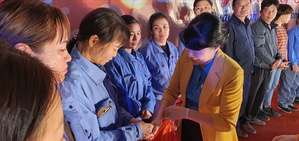 Trưởng Ban Nữ công Tổng LĐLĐ Việt Nam Trịnh Thanh Hằng tặng quà, NLĐ có hoàn cảnh khó nhân dịp “Tết sum vầy” tại Quảng Ninh. Anh: T.N.D