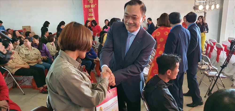 Trưởng Ban Kinh tế Quốc hội Vũ Hồng Thanh tặng quà công nhân có hoàn cảnh khó khăn trong “Tết sum vầy” 2020 do LĐLĐ Quảng Ninh tổ chức. Ảnh: T.N.D