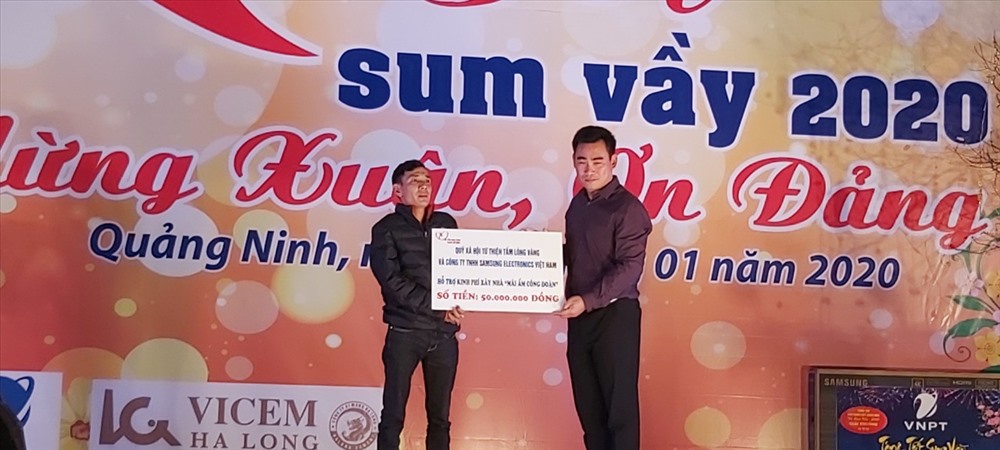 Đại diện Quỹ Tấm Lòng Vàng Lao Động trao tặng 50.000.000 đồng giúp gia đình thầy giáo Vũ Bình Yên (Trường THPT Hoàng Hoa Thám- Đông Triều) xây ngôi nhà mới. Ảnh: T.N.D