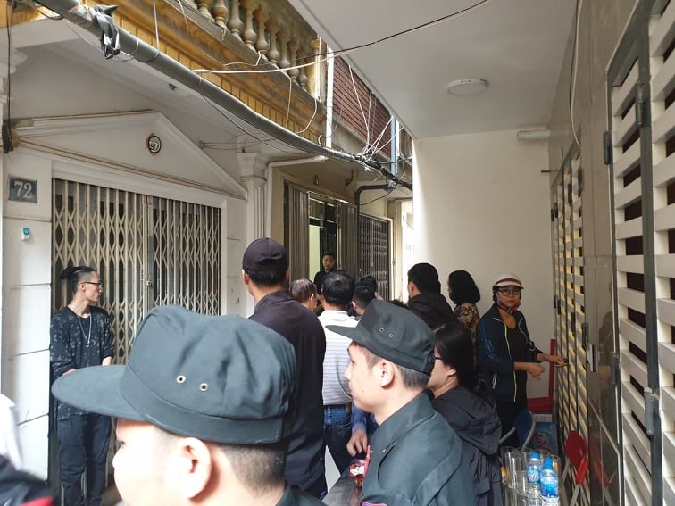 Lãnh đạo TP Hà Nội thăm hỏi gia đình 3 cán bộ, chiến sỹ hy sinh tại xã Đồng Tâm sáng 11.1. Ảnh: Phạm Đông