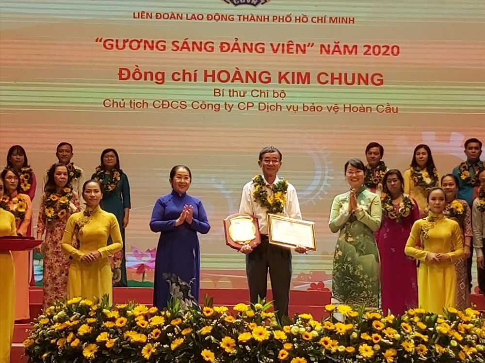 Tuyên dương các “Gương sáng đảng viên“. Ảnh Nam Dương