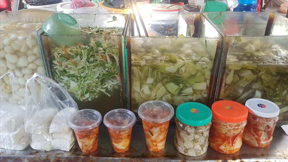 Nguy cơ nhiễm độc khi dùng thùng nhựa muối dưa cà Nhiều người vẫn đựng dưa cà muối trong hộp nhựa. Ảnh: Kh.V