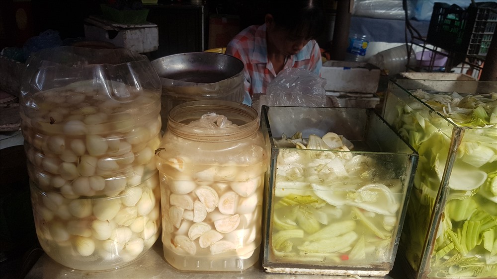 Nguy cơ nhiễm độc khi dùng thùng nhựa muối dưa cà Ảnh: Kh.V