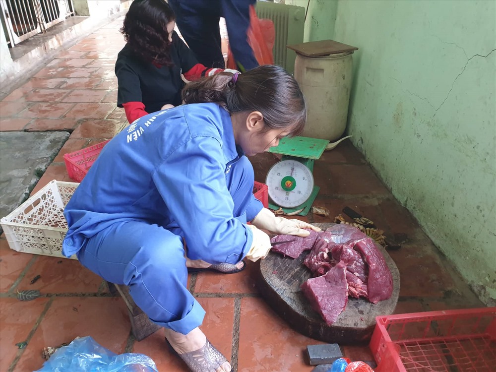 Chị Ngọc chuẩn bị đồ ăn cho thú ăn thịt. Ảnh: Phạm Đông
