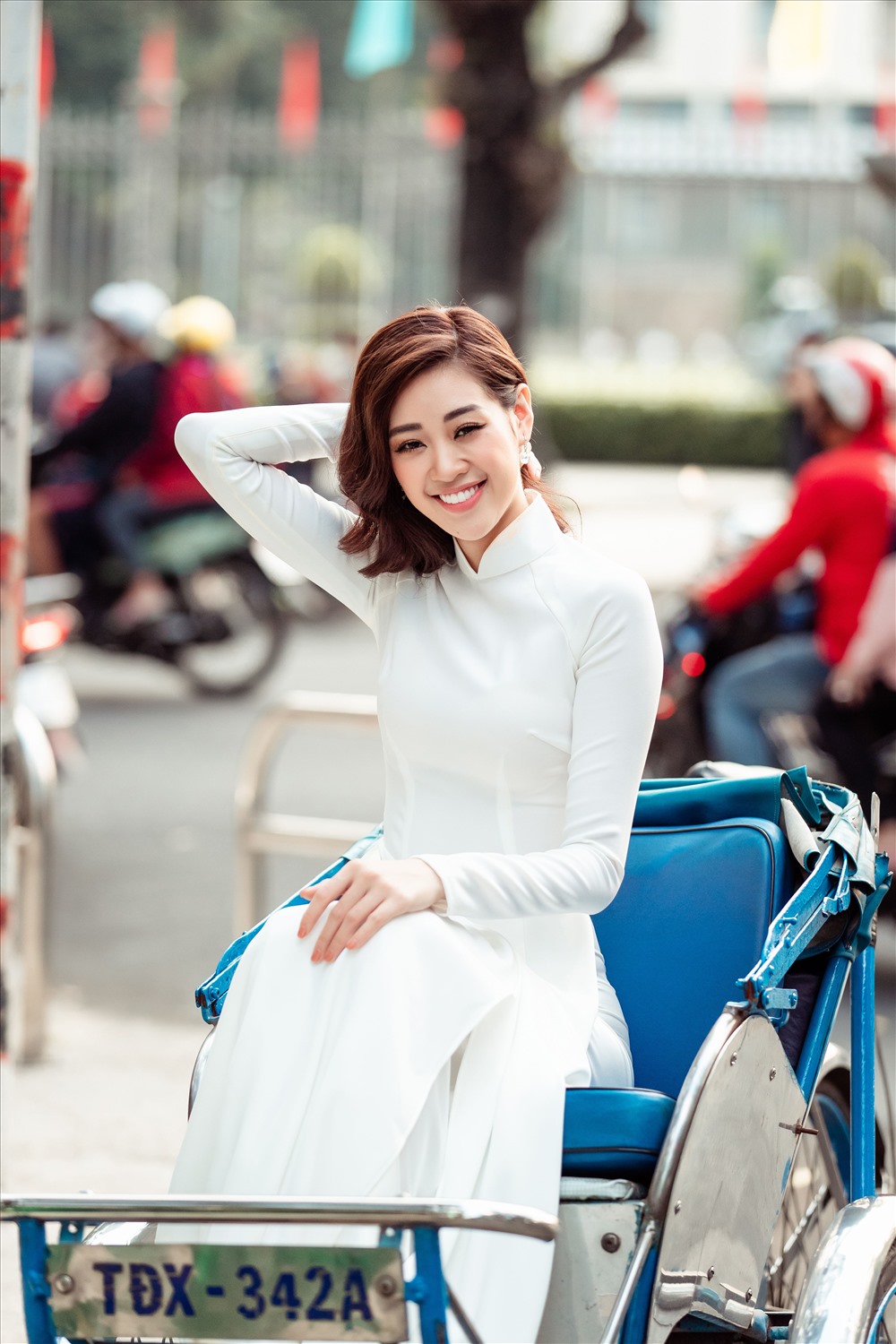 Bản thân Khánh Vân khi diện áo dài cũng trở nên rạng rỡ và tràn đầy năng lượng hơn. Ảnh: David Sắn.