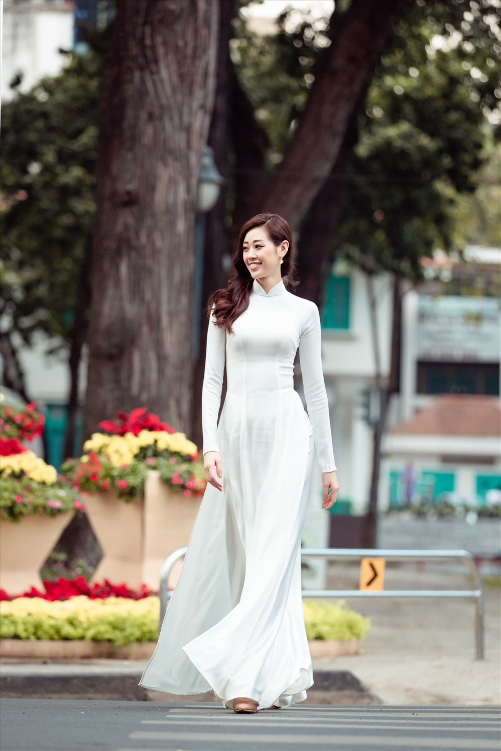 Nhờ vậy, cô có dịp được ngắm nhìn kĩ hơn về thành phố xinh đẹp của mình, nhất là trong những ngày cận Tết, mọi người hối hả tất bật lo đón Tết. Ảnh: David Sắn.