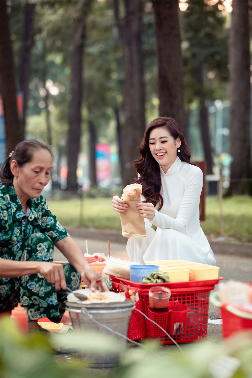 Hoa hậu Khánh Vân còn ghé lại bên những hàng quán rong mà cô thường xuyên đến mỗi khi rảnh rỗi. Ảnh: David Sắn.