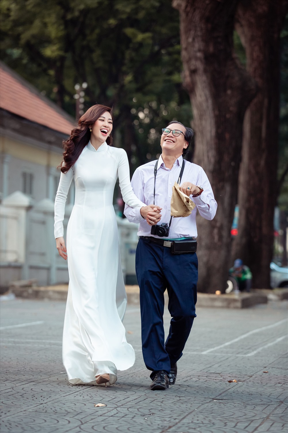 Đặc biệt trong bộ ảnh có sự xuất hiện của một người đàn ông, đó là bố của Hoa hậu Khánh Vân. Chính bố là người động viên, tiếp thêm sức mạnh và luôn đồng hành cùng Hoa hậu Khánh Vân trong mỗi dấu mốc của cuộc đời. Ảnh: David Sắn.