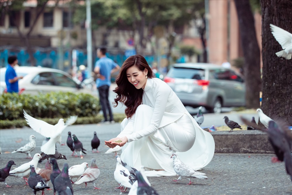 Sinh ra và lớn lên ở Thành phố Hồ Chí Minh, mọi ngõ ngách, con hẻm trong thành phố đều là những địa chỉ quen thuộc với Khánh Vân. Cô đặc biệt thích đi dạo trên cung đường Lê Duẩn, nơi đi ngang Dinh Thống Nhất, công viên 30.04, nhà thờ Đức Bà… Ảnh: David Sắn.