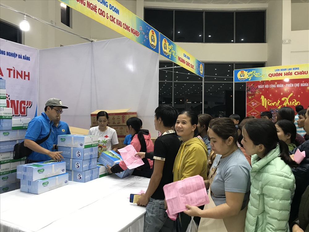 “Gian hàng không đồng” phục vụ miễn phí cho ĐV, NLĐ. Ảnh: H.V.M