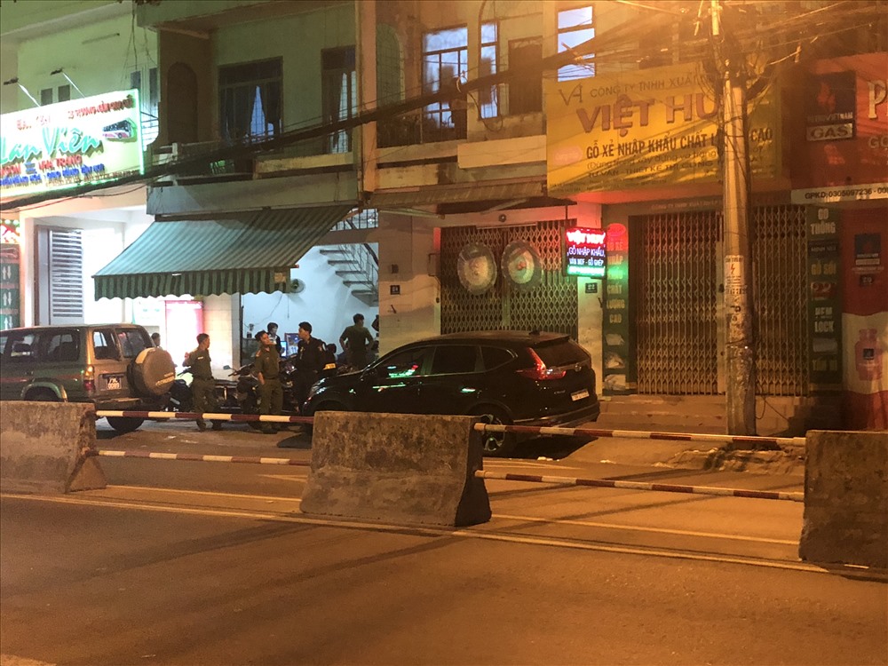 Đến 22 giờ lực lượng công an vẫn đang khám xét tại nhiều điểm cá độ bóng đá trên đường Lê Hồng Phong .Ảnh:P.L
