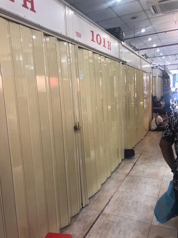 Ngày 9.1.2019, dù không tiêu nhưng anh V (Hà Nội) bỗng nhận được tin nhắn hạn mức thẻ tín dụng Vietcombank Visa bị âm tới hơn 38 triệu đồng. Ảnh: LĐO