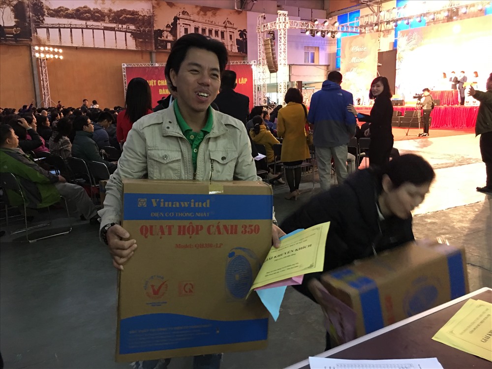 Quên đi những nỗi lo toan bên dây chuyền sản xuất hằng ngày, họ vui vẻ tham gia bốc thăm trúng thưởng để rinh quà về. Ảnh: T.E.A