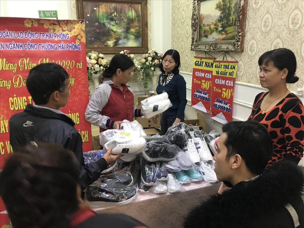 Công nhân, lao động tham quan, mua sắm gian hàng giảm giá tại chương trình Tết sum vầy do Công đoàn ngành Công Thương tổ chức. Ảnh Mai Dung
