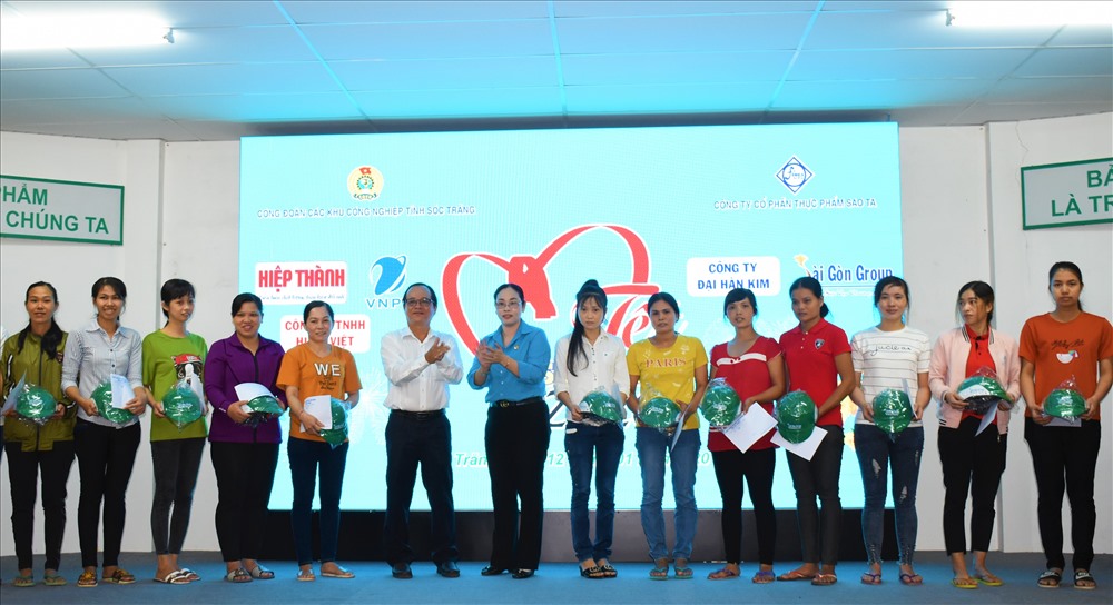 Chúc mừng năm mới và trao quà đến tận đoàn viên Công đoàn. Ảnh: Thành Nhân