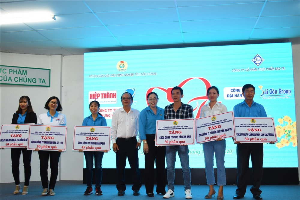 Thay mặt LĐLĐ tỉnh Sóc Trăng, bà Lục Bích Phúc - Phó Chủ tịch LĐLĐ tỉnh - trao bảng tượng trưng cho các CĐCS. Ảnh: Thành Nhân