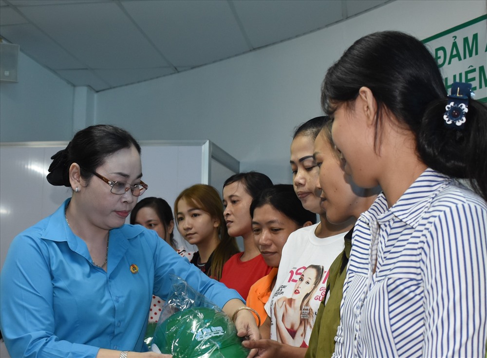Bà Lục Bích Phúc - trao quà đến tận tay đoàn viên Công đoàn đang làm việc tại Cty cổ phần thực phẩm SaoTa. Ảnh: Thành Nhân