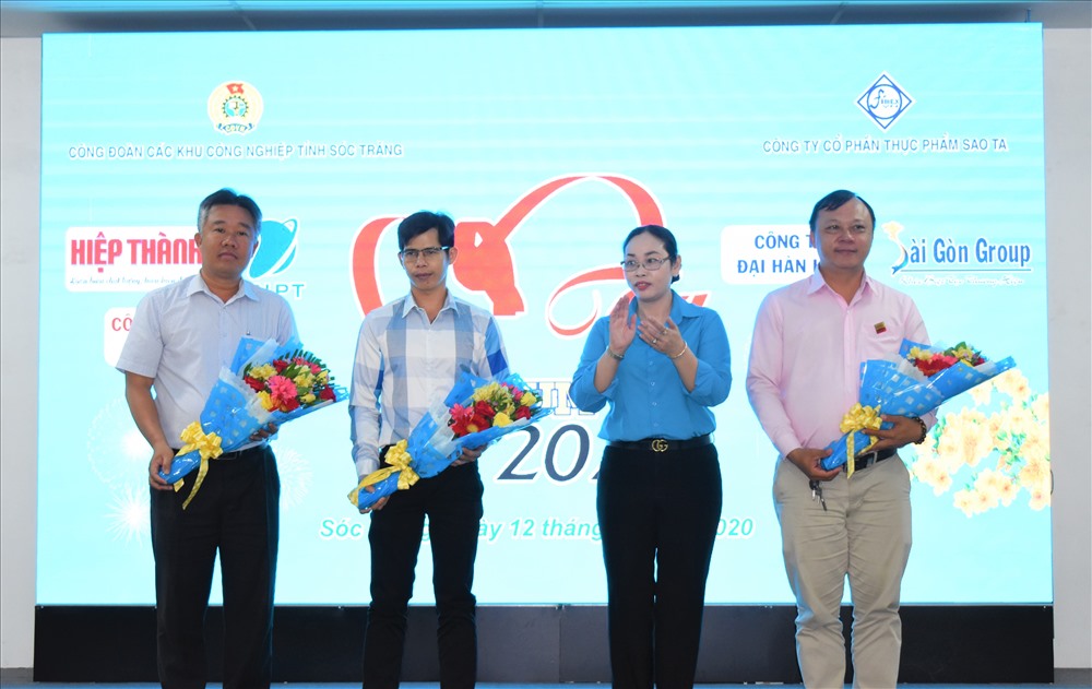 Bà Lục Bích Phúc - Phó Chủ tịch LĐLĐ tỉnh Sóc Trăng - trao những bó hoa tươi thăm, thay lời cảm ơn với các đơn vị tài trợ chương trình. Ảnh: Thành Nhân